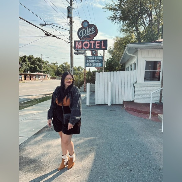 jensfashionfunk is LIVE 🪩🌼💗 - Picture 8 of 9